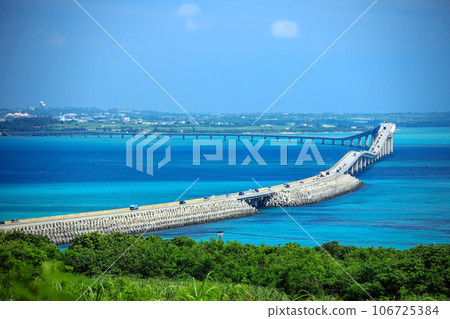 Irabu Ohashi Bridge seen from the Irabu Island side, Okinawa 106725384