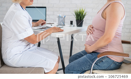 Faceless pregnant woman at the doctor's appointment. 106725469