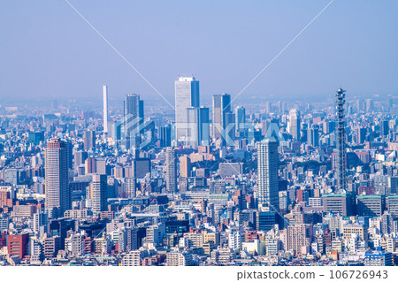 日本東京城市景觀，俯瞰池袋的摩天大樓“陽光60”、豐島焚燒廠、塔樓公寓等。 106726943