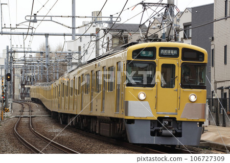 Direct to Seibu Sayama Line: Seibu Ikebukuro Line 2000 Series (Semi-express - 10 cars: Ikebukuro ⇔ Seibu Kyujo-mae) 106727309