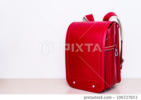 A school bag is placed on the desk [ Image of entering elementary school ] 106727651