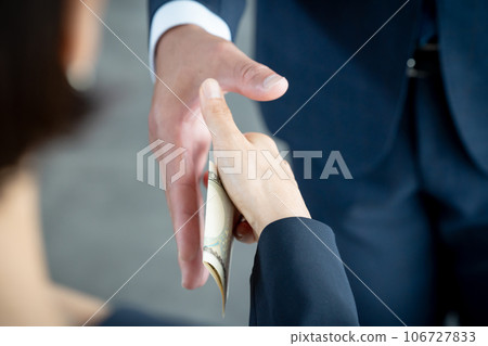 Hands of a man and woman handing over money 106727833