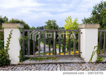Wooden fence on the outdoor terrace 106728791