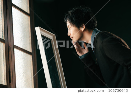 一個男人檢查他的皮膚狀況 106730643