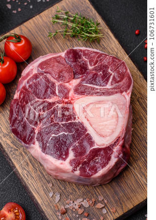Fresh beef ossobuco steak with salt, spices and herbs Fresh beef ossobuco steak with salt, spices and herbs 106731601