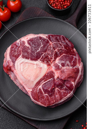 Fresh beef ossobuco steak with salt, spices and herbs Fresh beef ossobuco steak with salt, spices and herbs 106731611