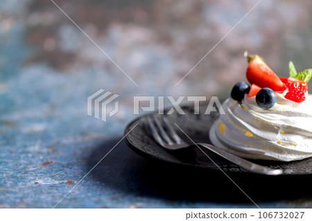 The process of making Pavlova dessert The process of making Pavlova dessert 106732027