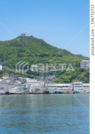 長崎縣/世界遺產:稻佐山及其巨大的懸臂吊和美麗的新綠 長崎縣/世界遺產:稻佐山及其巨大的懸臂吊和美麗的新綠 106732722