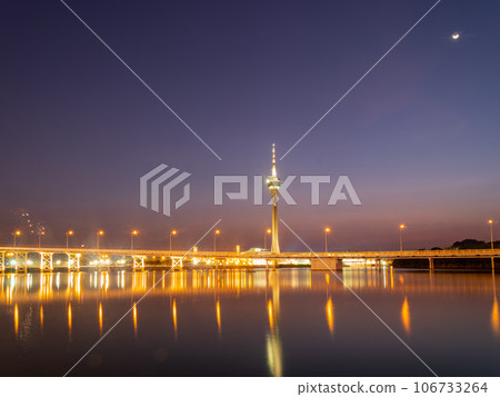 Sunset view of the Governador Nobre de Carvalho Bridge 106733264