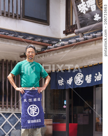 一家味噌和醬油釀酒廠矗立在一家老式商店前 一家味噌和醬油釀酒廠矗立在一家老式商店前 106733663