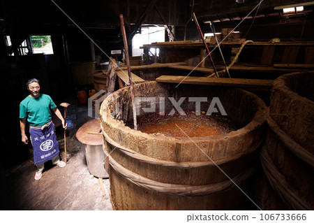 使用木桶製作味噌和醬油的啤酒廠工匠,傳統方法,啤酒廠形象 使用木桶製作味噌和醬油的啤酒廠工匠,傳統方法,啤酒廠形象 106733666
