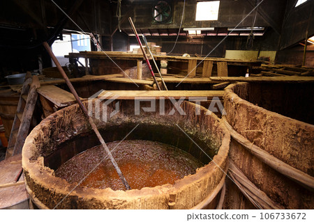 A wooden vat installed at the miso and soy sauce brewery. Image of the miso and soy sauce factory. 106733672