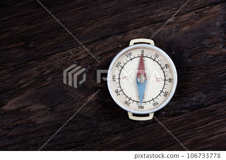 Vintage retro compass on wooden background Vintage retro compass on wooden background 106733778