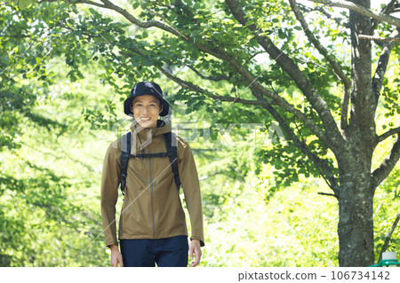 享受遠足的年輕人 106734142