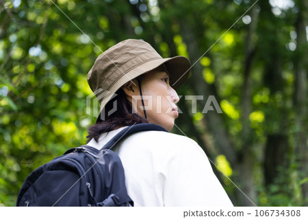 Young man enjoying a hike 106734308