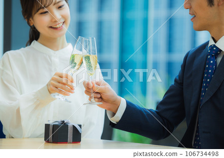 Couple toast restaurant 106734498