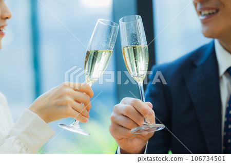 Couple toast restaurant 106734501