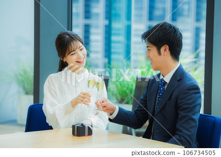 Couple toast restaurant 106734505