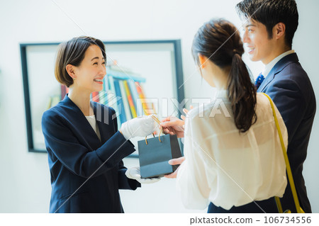 Couple shopping 106734556