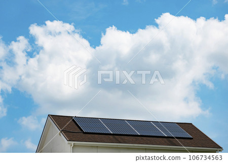 太陽能電池板安裝在屋頂上 106734563
