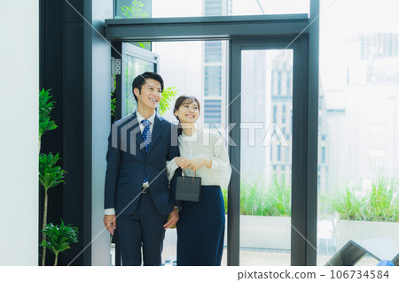 Couple shopping Couple shopping 106734584