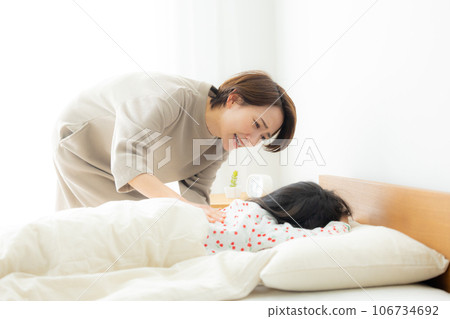 Morning bed parent and child 106734692