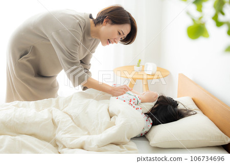 Morning bed parent and child Morning bed parent and child 106734696