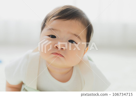 baby in the living room 106734715