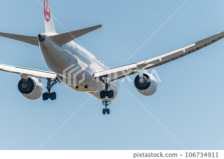 [從城南島海濱公園上空準備降落的日航飛機後視圖] 106734911