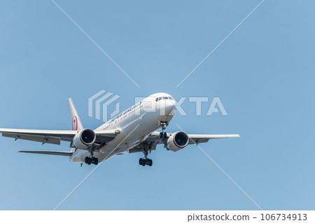 [JAL aircraft ready to land from the sky above Jonanjima Seaside Park] 106734913