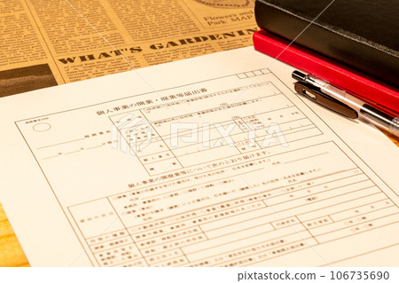 打開商業登記表、筆和放在桌子上的兩本筆記本 打開商業登記表、筆和放在桌子上的兩本筆記本 106735690