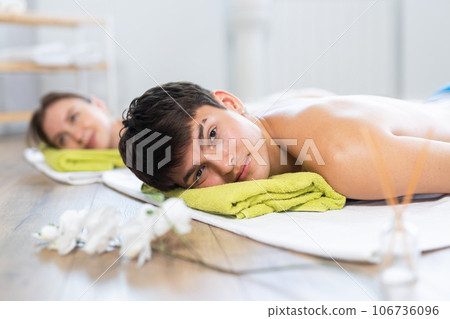 Young man relaxes in spa with his girlfriend Young man relaxes in spa with his girlfriend 106736096