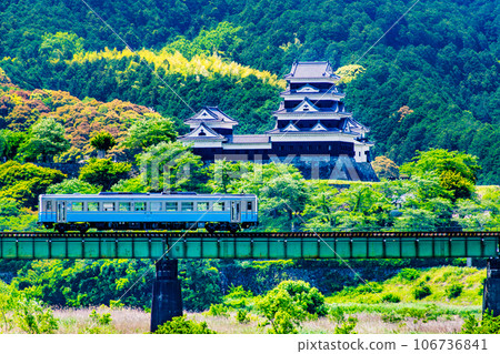 予贊線列車穿過比地川大橋，背景是大洲城 106736841