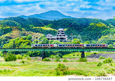 予贊線特急宇和海穿過以大洲城為背景的日出川大橋 106736847