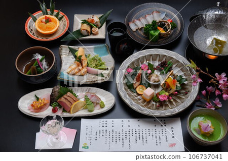 色彩和擺盤都充滿春天氣息的華麗懷石料理。 色彩和擺盤都充滿春天氣息的華麗懷石料理。 106737041
