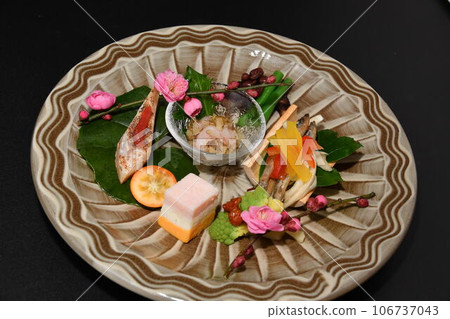 餐廳提供的菜餚: 開胃菜:甜蝦、鯡魚子、松前、隔夜河豚魚 餐廳提供的菜餚: 開胃菜:甜蝦、鯡魚子、松前、隔夜河豚魚 106737043