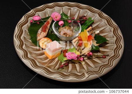 餐廳提供的菜餚： 開胃菜：甜蝦、鯡魚子、松前、隔夜河豚魚 106737044