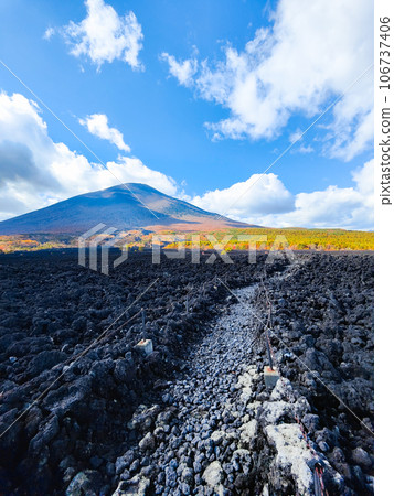 Yakehashiri lava flow and Mt. Iwate (autumn) Yakehashiri lava flow and Mt. Iwate (autumn) 106737406