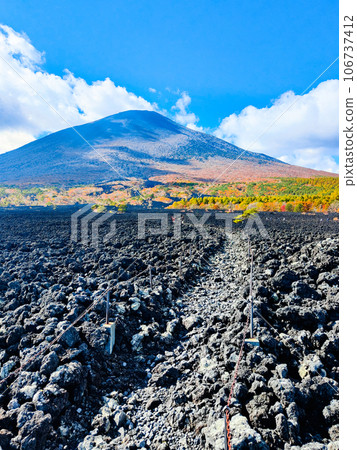 Yakehashiri lava flow and Mt. Iwate (autumn) Yakehashiri lava flow and Mt. Iwate (autumn) 106737412