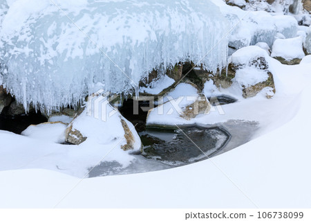 北海道_結冰的屈斜路湖和噴冰景觀 106738099