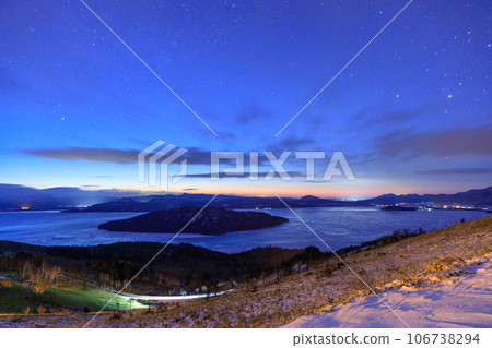 Hokkaido_Spectacular scenery of Lake Kussharo and Bihoro Pass during the midwinter period 106738294