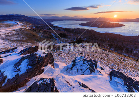 Hokkaido_Spectacular scenery of Lake Kussharo and Bihoro Pass during the midwinter period 106738308