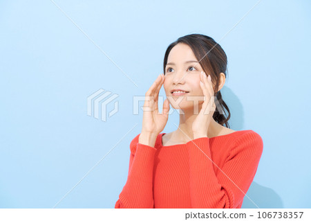 20多歲穿紅色衣服的女人肖像 106738357