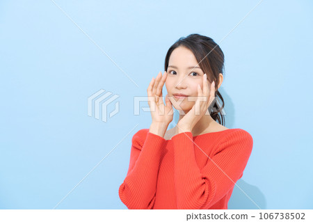 20多歲穿紅色衣服的女人肖像 106738502