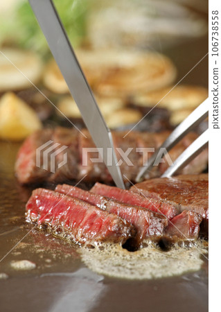 Beef steak grilled on a teppanyaki plate・Delicious teppanyaki・Sizzle feeling of teppanyaki・Beef steak grilled on a barbecue Beef steak grilled on a teppanyaki plate・Delicious teppanyaki・Sizzle feeling of teppanyaki・Beef steak grilled on a barbecue 106738558
