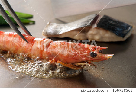 虎蝦鐵板燒，鐵板燒的鐵板感覺，海鮮菜餚，美味的蝦菜， 106738565