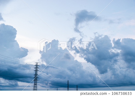 夏日傍晚的烏雲在輸電塔 c-3 淺色調後面的天空中升起 106738633