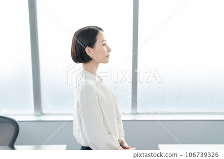 在辦公室工作的女商人 106739326