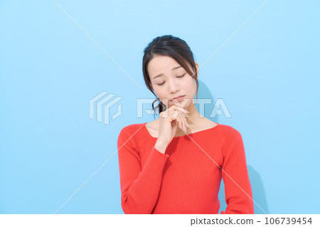 20多歲穿紅色衣服的女人肖像 106739454