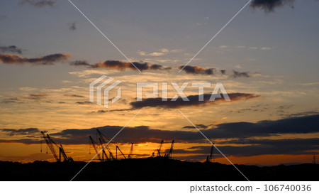 Sunset seen through the gaps in the clouds 106740036